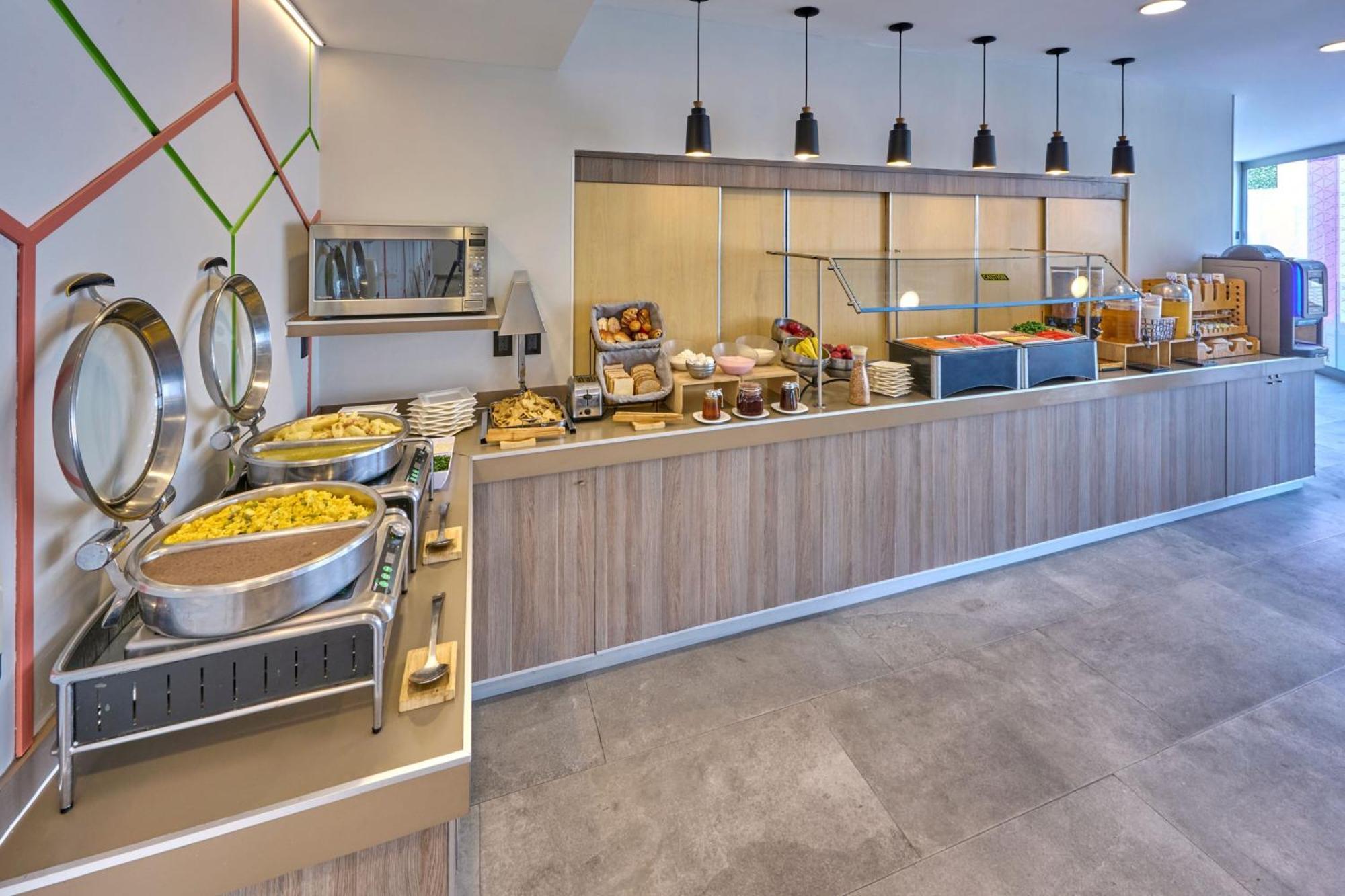 Hotel Express By Marriott Ciudad De Aeropuerto 4*